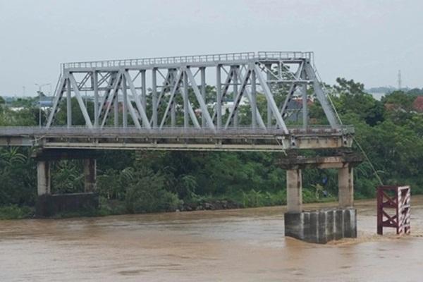 Chuẩn bị lắp cầu phao sau sự cố sập cầu Phong Châu-2