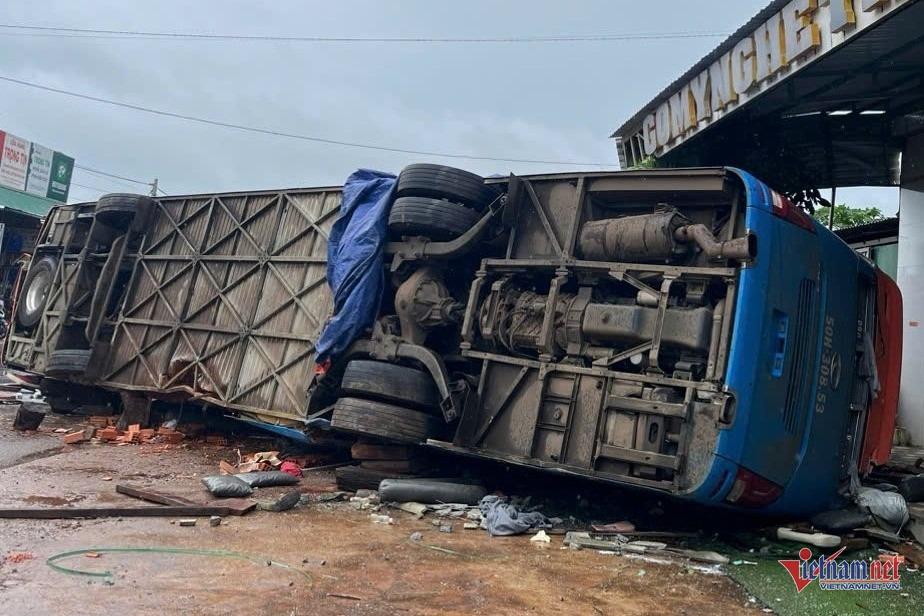 Lật xe khách giường nằm, 4 người tử vong ở Đắk Lắk-1