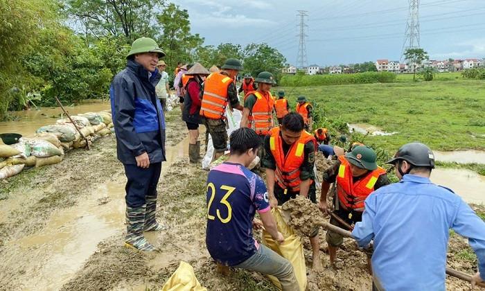 Xuyên đêm chống lũ ở Bắc Ninh và Bắc Giang