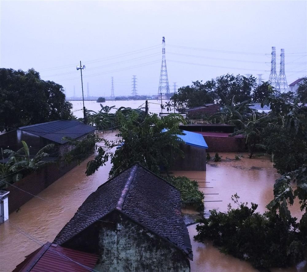 Xuyên đêm chống lũ ở Bắc Ninh và Bắc Giang