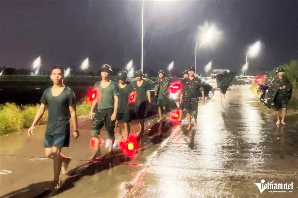 Xuyên đêm chống lũ ở Bắc Ninh và Bắc Giang-3