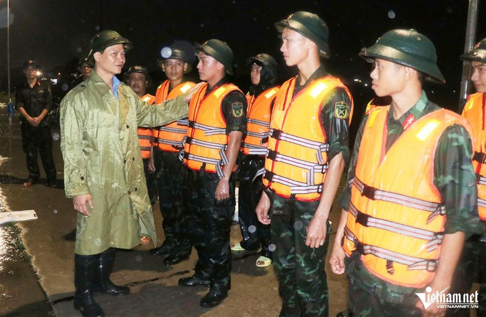 Xuyên đêm chống lũ ở Bắc Ninh và Bắc Giang-4