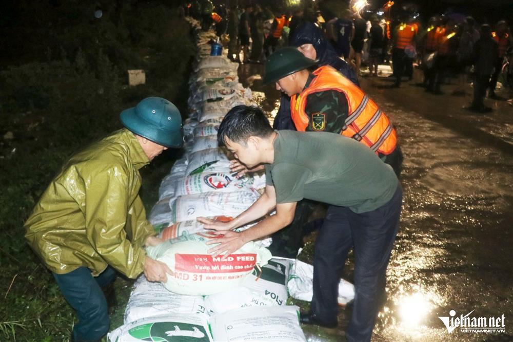 Xuyên đêm chống lũ ở Bắc Ninh và Bắc Giang