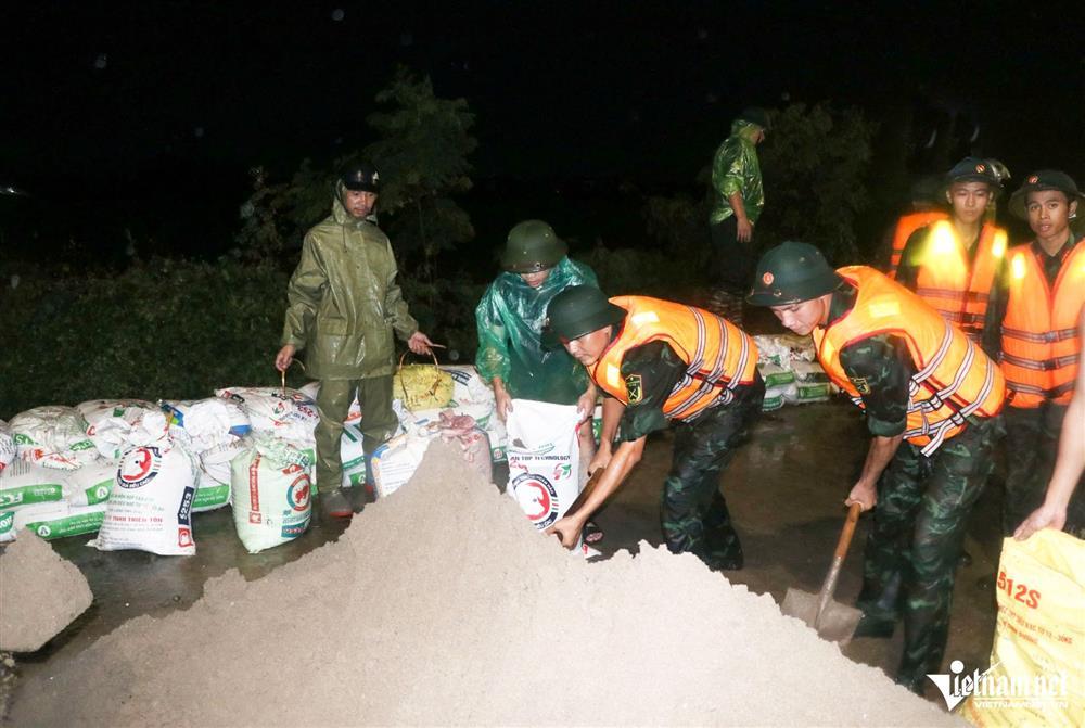 Xuyên đêm chống lũ ở Bắc Ninh và Bắc Giang