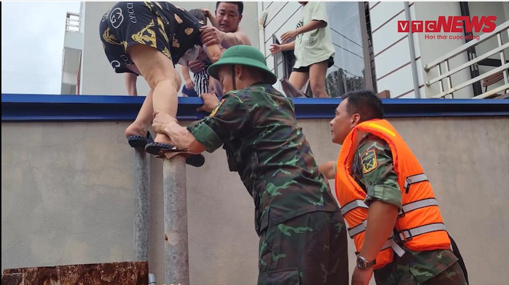 Xúc động những khoảnh khắc bộ đội, công an cứu dân trong bão lũ-2