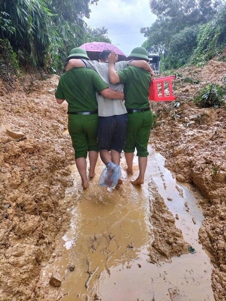 Xúc động những khoảnh khắc bộ đội, công an cứu dân trong bão lũ-5