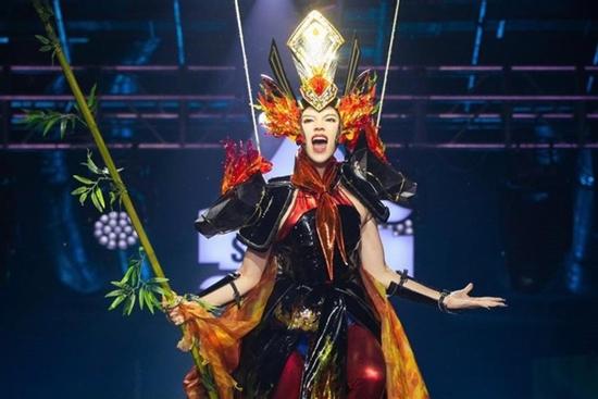 Hoa hậu Kỳ Duyên đu dây 'hóa' Thánh Gióng ở Miss Universe Vietnam