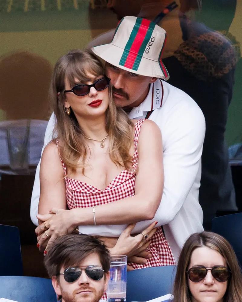 Taylor Swift ngồi sát rạt Krystal, bạn trai bỏ nữ ca sĩ qua tám với tài tử Kbiz tai tiếng giữa SVĐ?-4