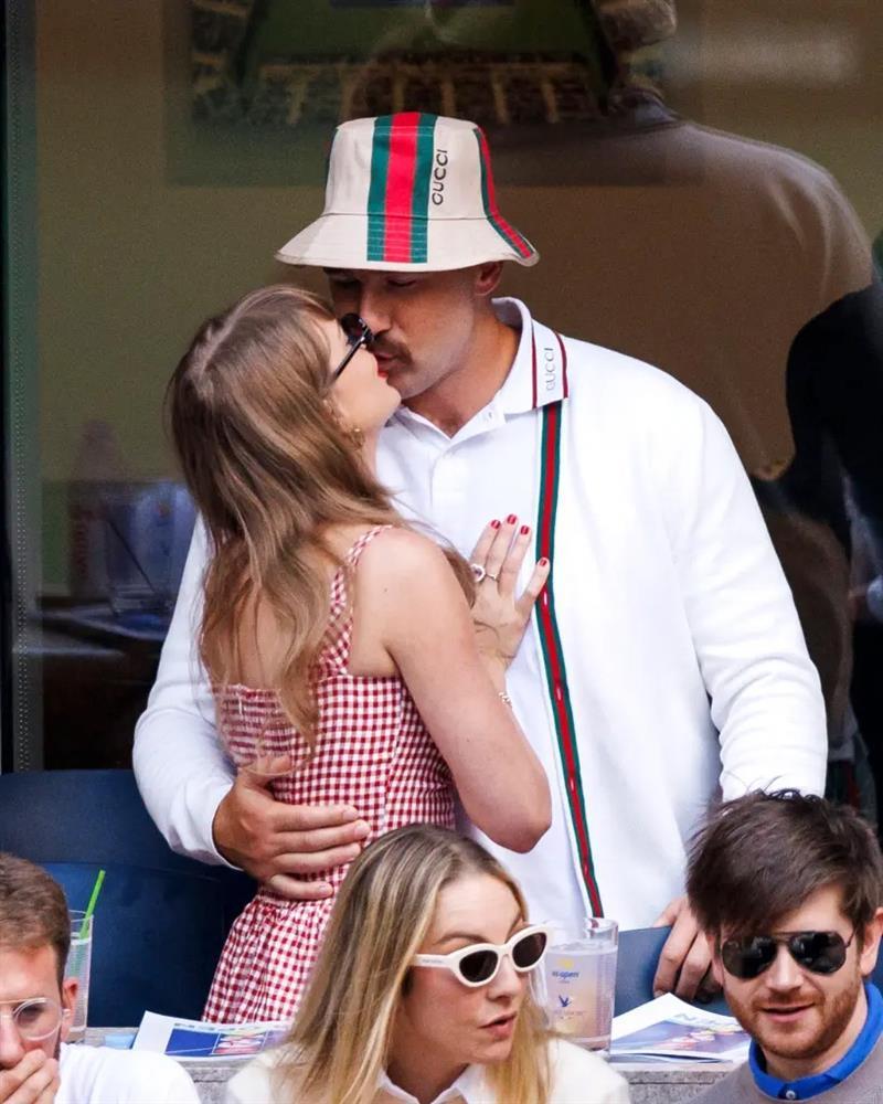 Taylor Swift ngồi sát rạt Krystal, bạn trai bỏ nữ ca sĩ qua tám với tài tử Kbiz tai tiếng giữa SVĐ?-5