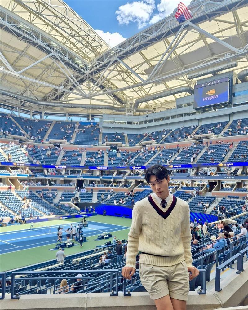 Taylor Swift ngồi sát rạt Krystal, bạn trai bỏ nữ ca sĩ qua tám với tài tử Kbiz tai tiếng giữa SVĐ?-9