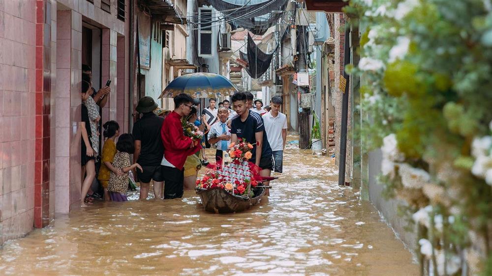 Đám cưới ngày lụt: Chú rể Bắc Ninh bì bõm lội nước rước nàng về dinh-1