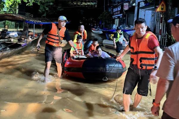 Hồng Đăng, Kiều Anh và nhiều nghệ sĩ trực tiếp cứu trợ bà con vùng rốn lũ miền Bắc-1