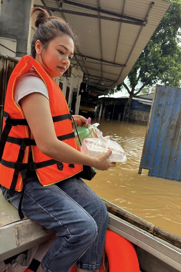 Hồng Đăng, Kiều Anh và nhiều nghệ sĩ trực tiếp cứu trợ bà con vùng rốn lũ miền Bắc-3