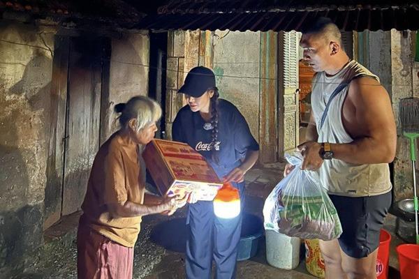 Hồng Đăng, Kiều Anh và nhiều nghệ sĩ trực tiếp cứu trợ bà con vùng rốn lũ miền Bắc-9