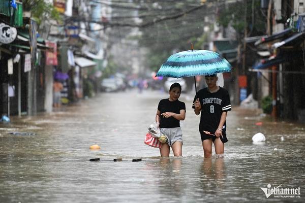 Cố thủ trong nhà ven sông Hồng dù nước ngập sâu dần-1