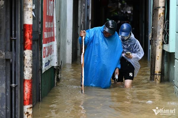 Cố thủ trong nhà ven sông Hồng dù nước ngập sâu dần