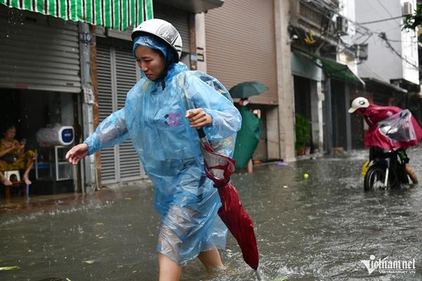 Cố thủ trong nhà ven sông Hồng dù nước ngập sâu dần