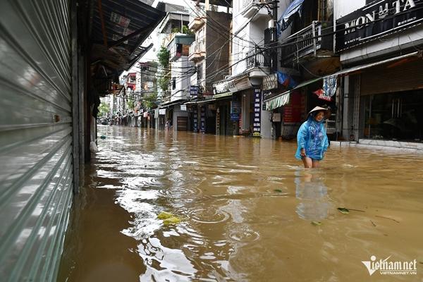 Cố thủ trong nhà ven sông Hồng dù nước ngập sâu dần