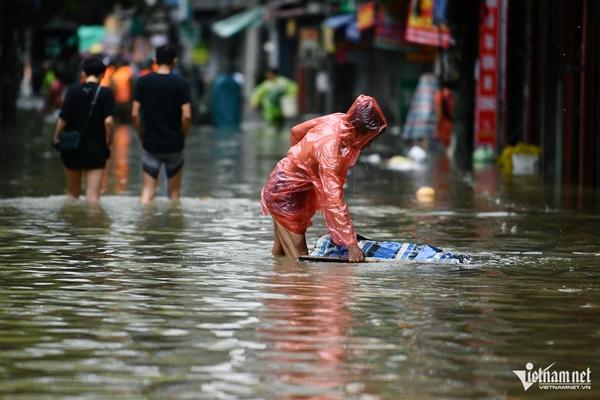 Cố thủ trong nhà ven sông Hồng dù nước ngập sâu dần-6