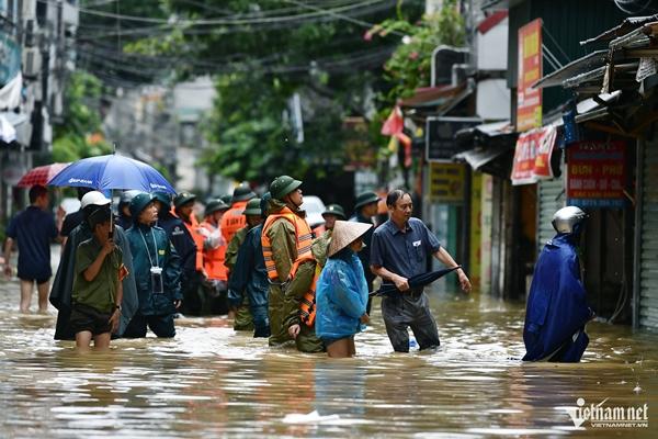 Cố thủ trong nhà ven sông Hồng dù nước ngập sâu dần-9