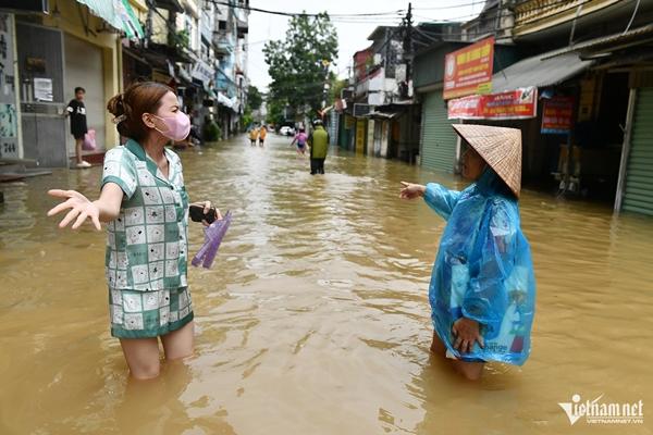 Cố thủ trong nhà ven sông Hồng dù nước ngập sâu dần-11