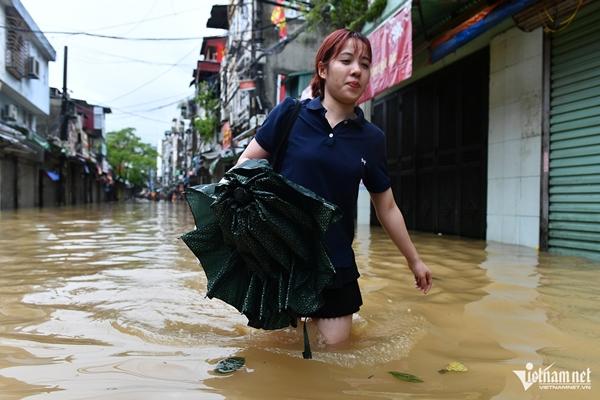 Cố thủ trong nhà ven sông Hồng dù nước ngập sâu dần