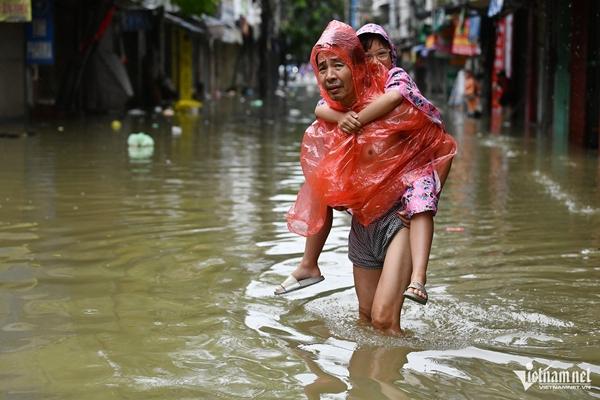 Cố thủ trong nhà ven sông Hồng dù nước ngập sâu dần