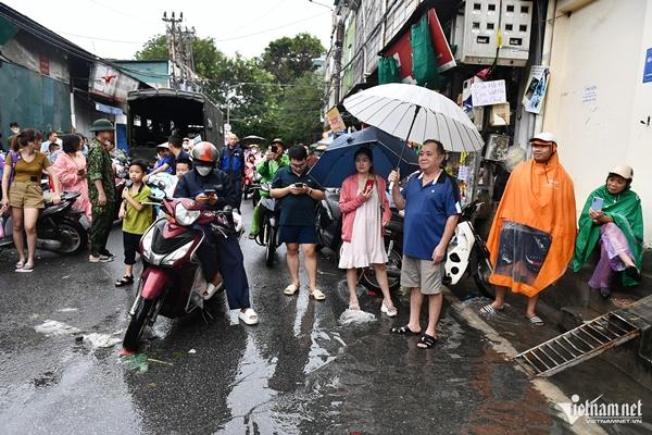 Cố thủ trong nhà ven sông Hồng dù nước ngập sâu dần