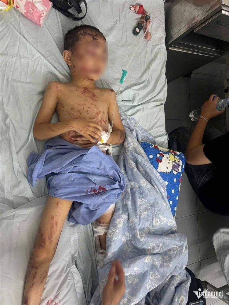 Những đứa trẻ mồ côi sau lũ quét thôn Làng Nủ
