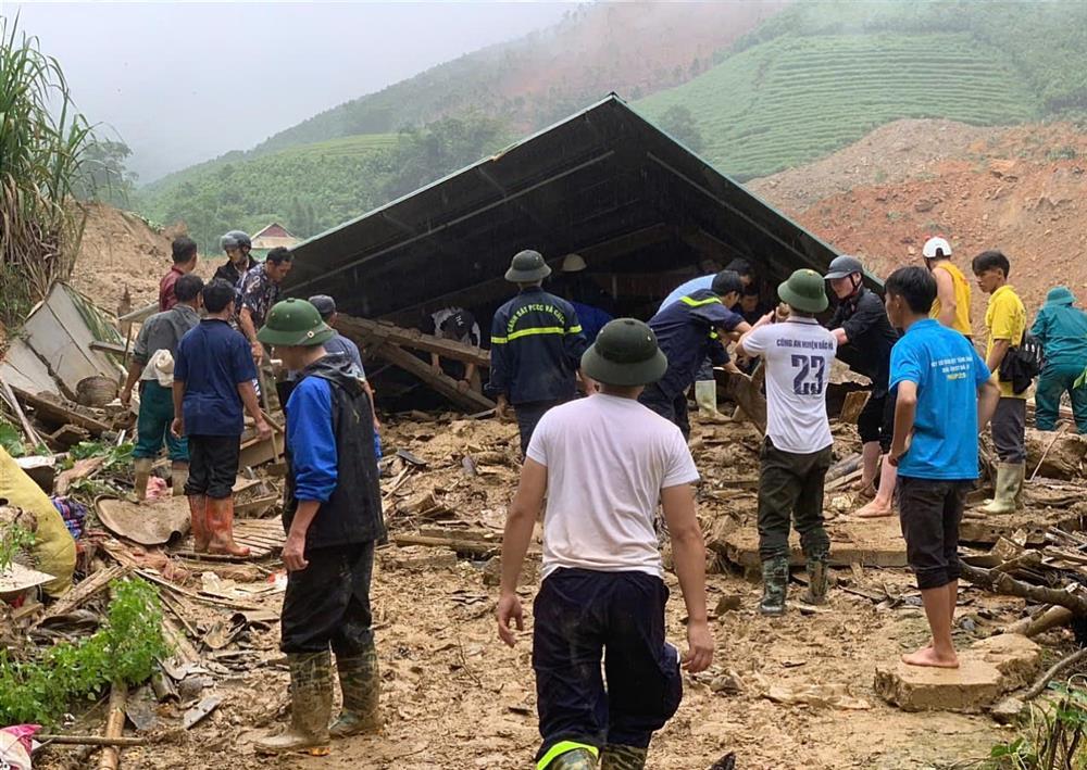 Gần 300 người nâng từng viên gạch, khúc gỗ tìm 11 nạn nhân mất tích ở Lào Cai-1