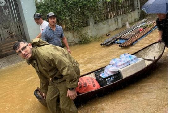 Chàng rể Tây tất bật nấu cơm, tiếp sức bà con vùng lũ