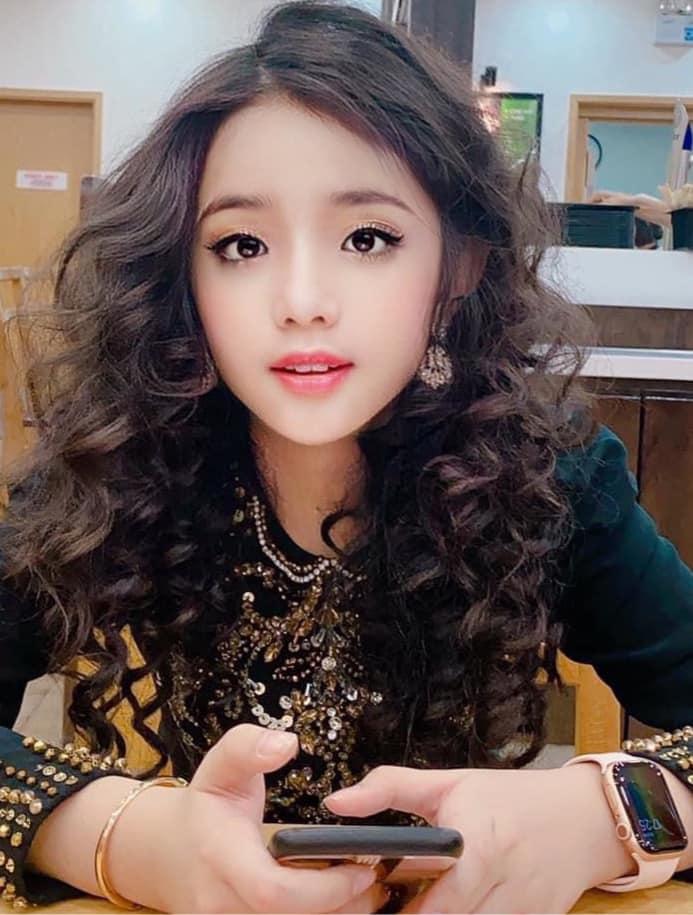 Con gái nuôi Bằng Kiều: 14 tuổi đã cao hơn 1m7, visual tựa tiểu thư nhà tài phiệt, không dựa hơi bố nuôi để nổi tiếng-1