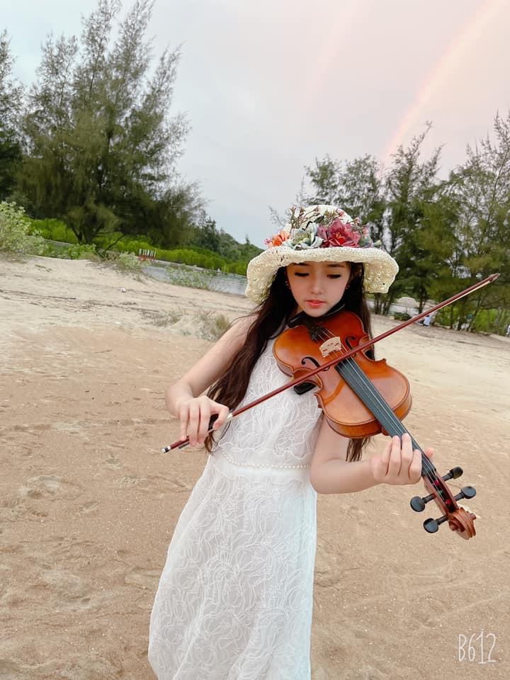 Con gái nuôi Bằng Kiều: 14 tuổi đã cao hơn 1m7, visual tựa tiểu thư nhà tài phiệt, không dựa hơi bố nuôi để nổi tiếng-5