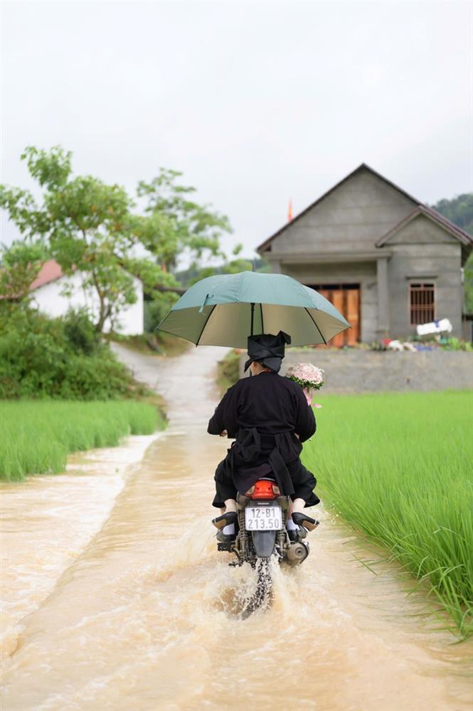 Đang rước dâu gặp sạt lở, chú rể người Nùng gửi xe hoa làm điều bất ngờ