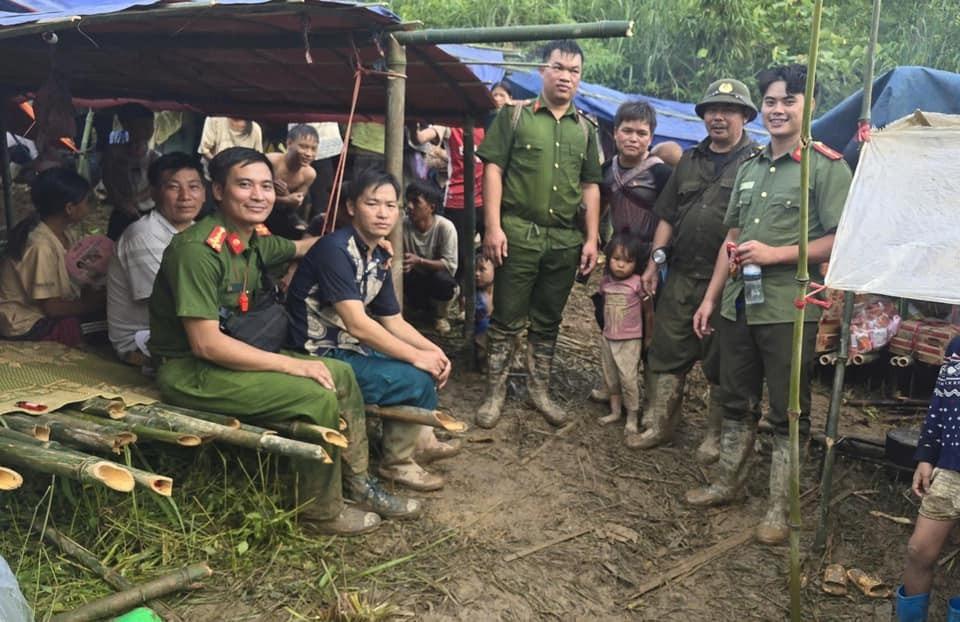 Thấy nguy cơ sạt lở đất, trưởng thôn đưa 115 người lên lên núi lánh nạn an toàn-2