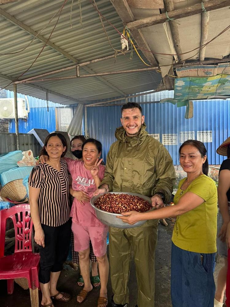 Người nước ngoài tất bật cứu trợ vùng lũ: Quá xúc động về tình người ở Việt Nam-2