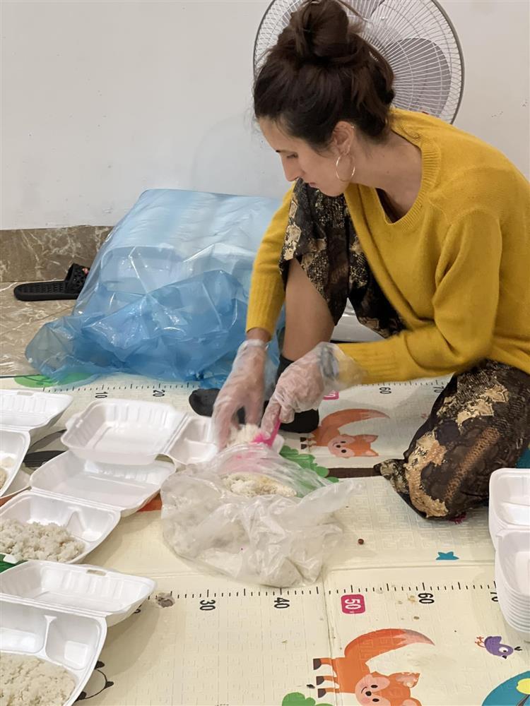 Người nước ngoài tất bật cứu trợ vùng lũ: Quá xúc động về tình người ở Việt Nam-10