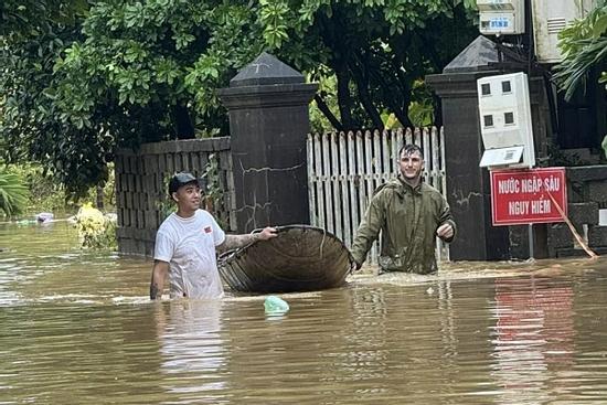 Người nước ngoài tất bật cứu trợ vùng lũ: Quá xúc động về tình người ở Việt Nam