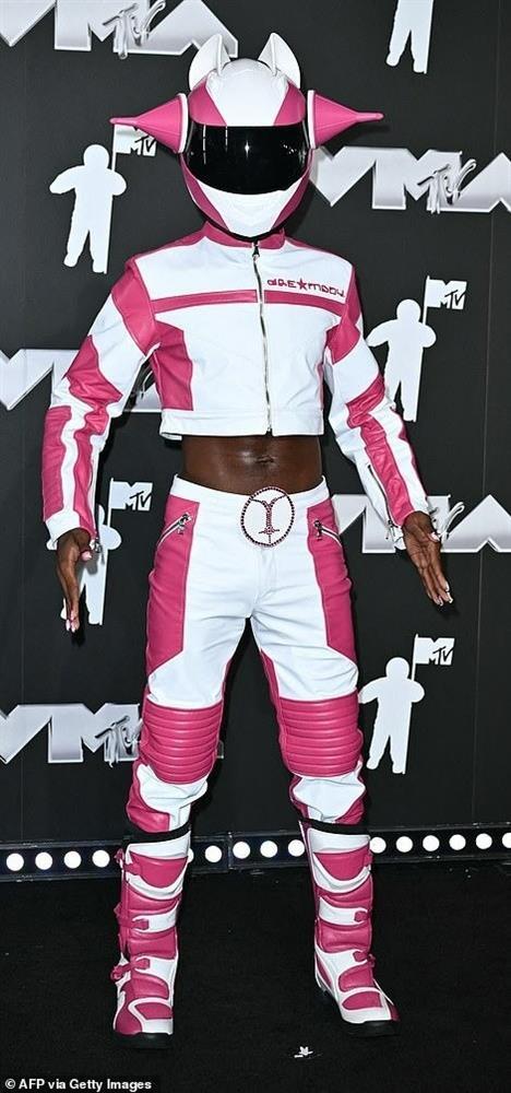 Nghệ sĩ nữ mặc phản cảm trên thảm đen-10