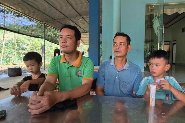 Thêm 3 người ở Làng Nủ tìm về báo tin an toàn-2