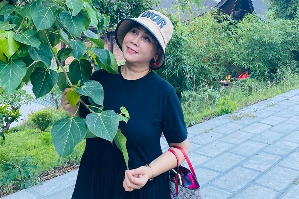 Sống một mình ở tuổi 63, NSND Minh Hằng vừa trải qua nỗi sợ trong bão, kể về thiệt hại khó lường ở nhà vườn-2