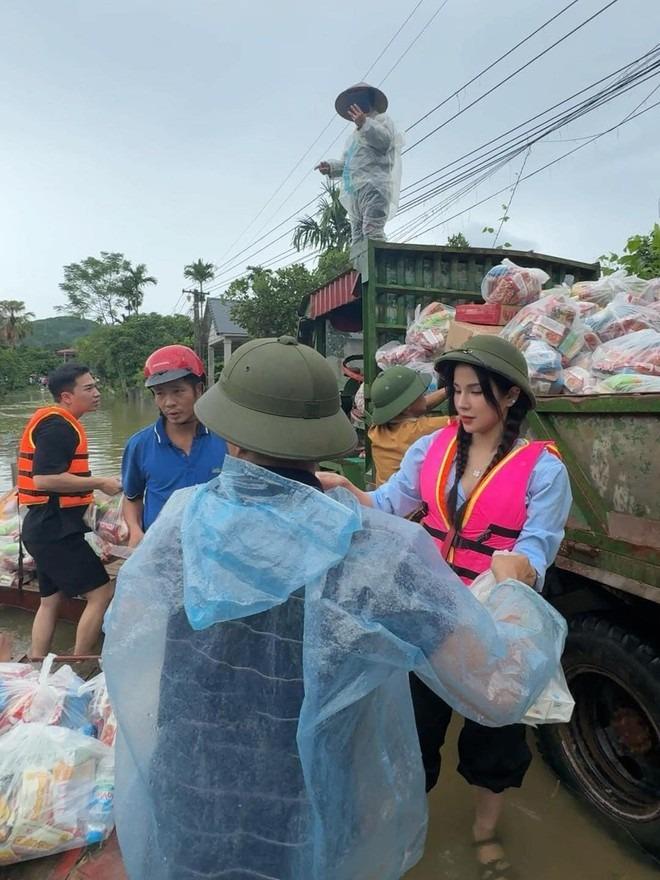 Diệp Lâm Anh nói gì khi bị soi trang phục lúc đi cứu trợ bà con vùng lũ?