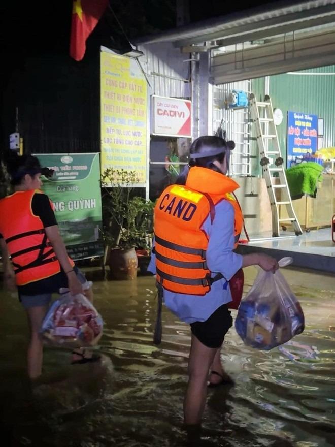 Diệp Lâm Anh nói gì khi bị soi trang phục lúc đi cứu trợ bà con vùng lũ?