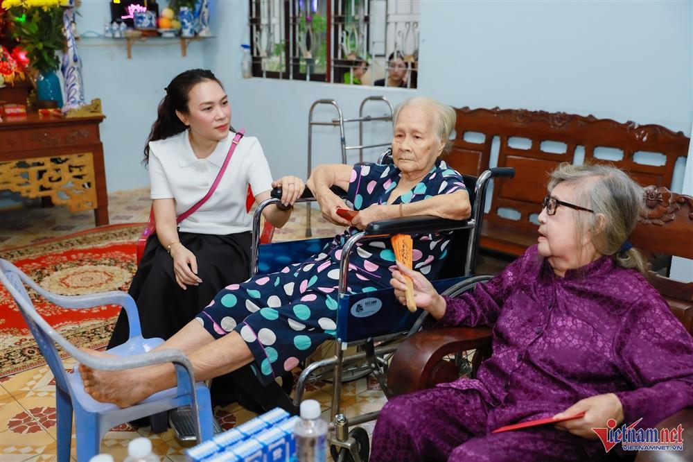 Hành động đẹp của Mỹ Tâm và chiếc túi lạ nữ ca sĩ bất ngờ nhận được-2