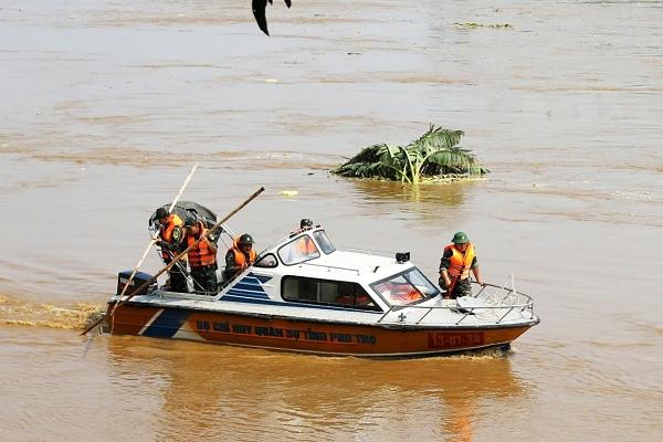 Tìm thấy xe đầu kéo rơi cầu Phong Châu, không phát hiện tài xế trong cabin-2