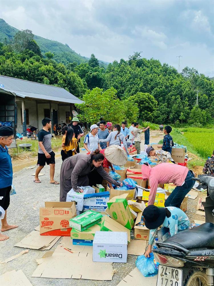 Người phụ nữ Lào Cai lấy bao tải lau nước mắt khi nhận đồ cứu trợ-4