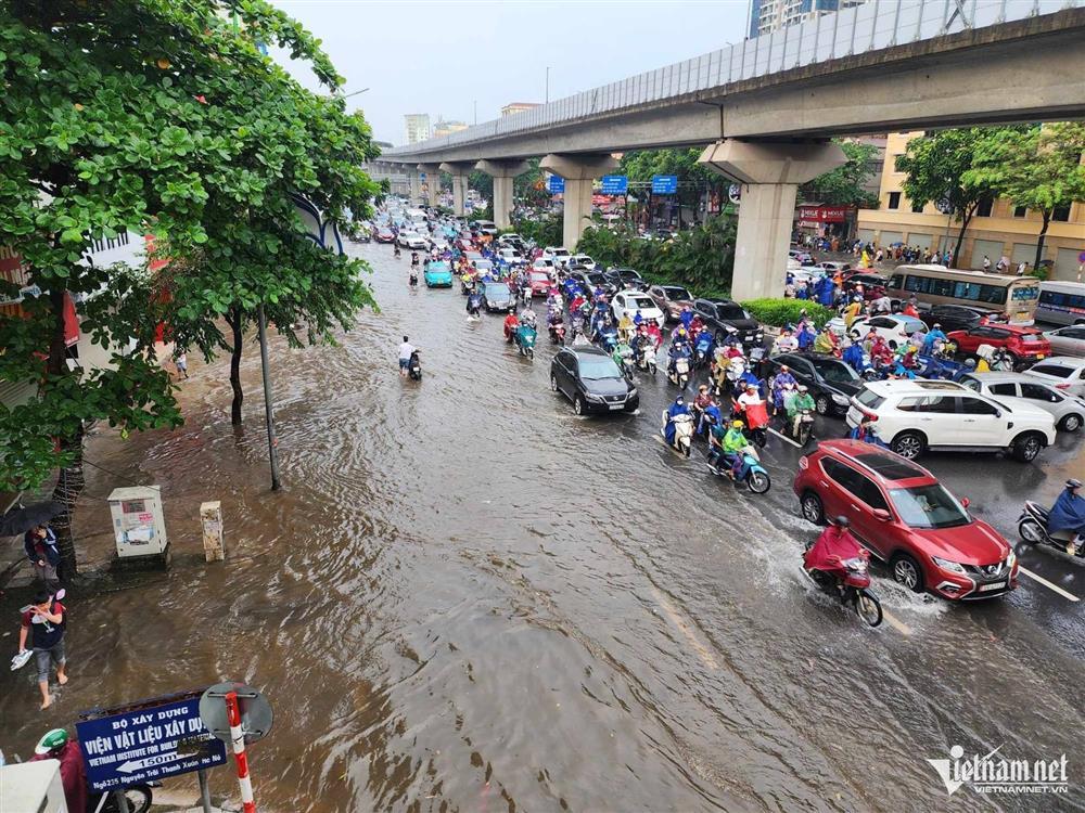 Nhiều tuyến phố Hà Nội ngập sâu sau trận mưa lớn sáng nay-6