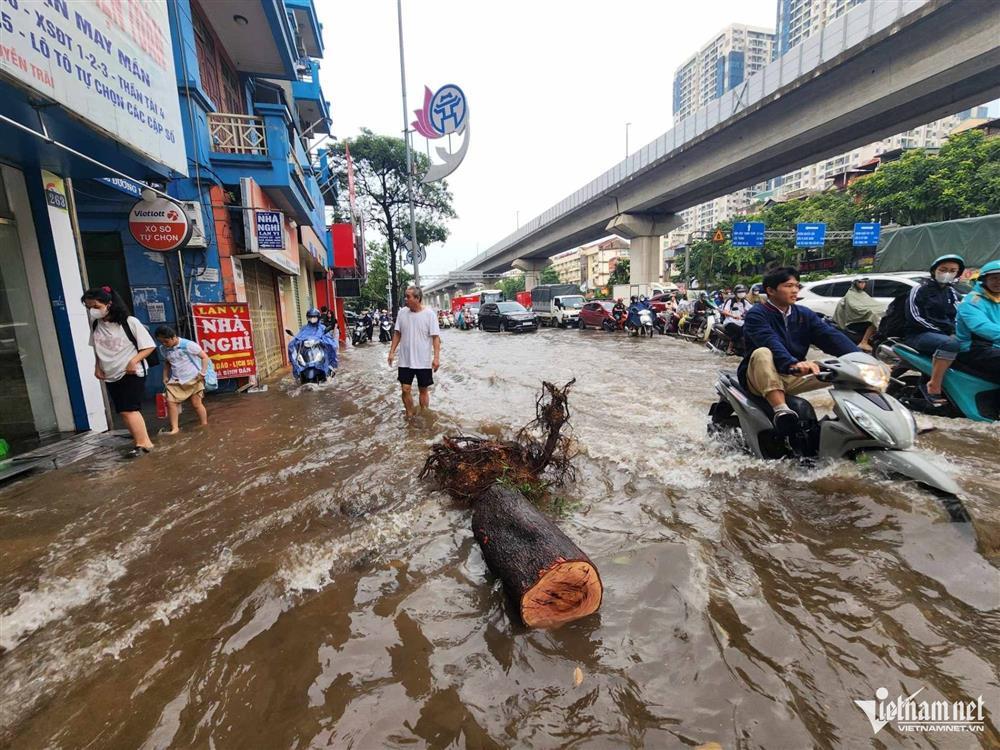 Nhiều tuyến phố Hà Nội ngập sâu sau trận mưa lớn sáng nay-8