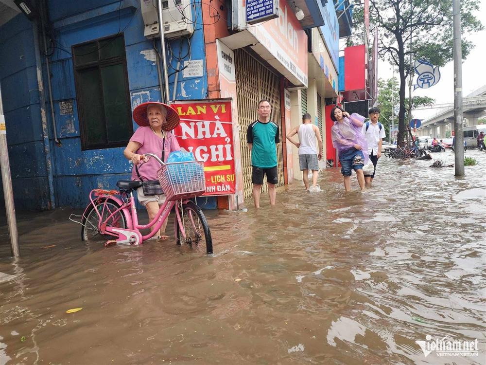 Nhiều tuyến phố Hà Nội ngập sâu sau trận mưa lớn sáng nay-9