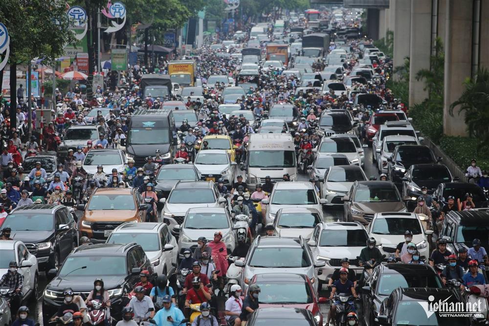 Nhiều tuyến phố Hà Nội ngập sâu sau trận mưa lớn sáng nay-16